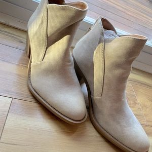 Qupid size 6 light brown suede booties